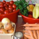 Салат из помидоров, перца, лука и моркови